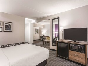 Executive Room, 1 King Bed, Non Smoking, River View (Deluxe) | Premium bedding, desk, laptop workspace, blackout drapes