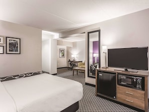 Executive Room, 1 King Bed, Non Smoking, River View (Deluxe) | Premium bedding, desk, laptop workspace, blackout drapes