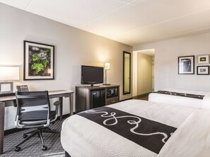 Luxe beddengoed, een bureau, een laptopwerkplek