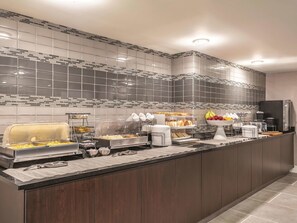 Buffet déjeuner gratuit tous les jours