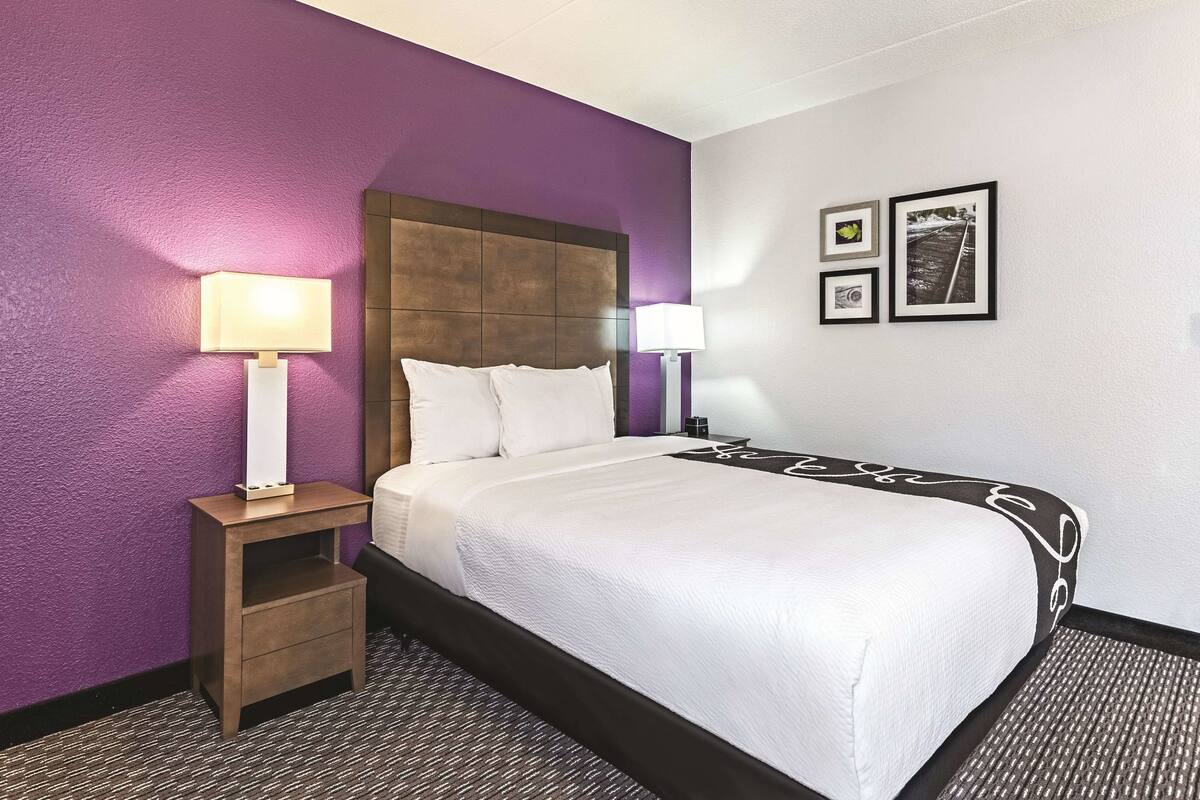 Room, 1 Queen Bed, Non Smoking (Mobility/Hearing) | Premium bedding, desk, laptop workspace, blackout curtains