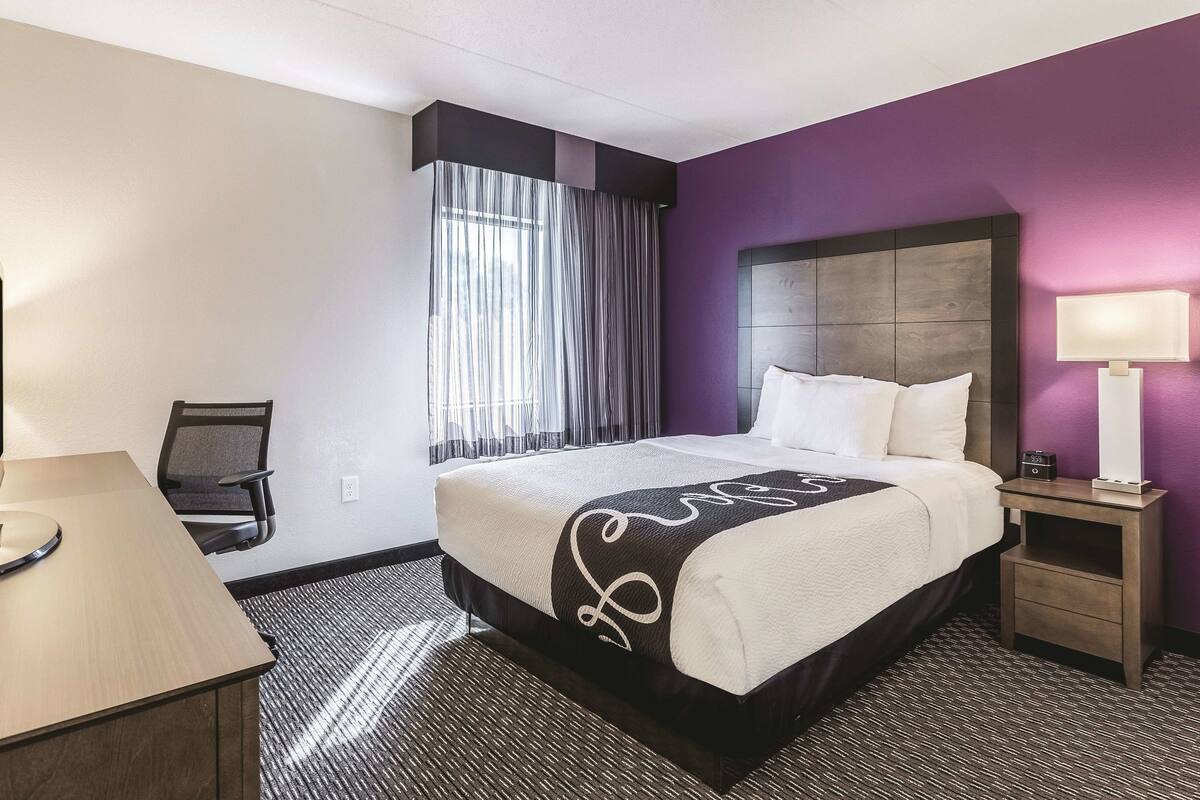 Deluxe Room, 1 Queen Bed, Non Smoking | Premium bedding, desk, laptop workspace, blackout curtains