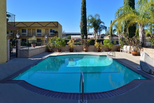 Una piscina al aire libre