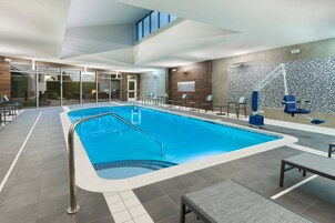 Una piscina cubierta