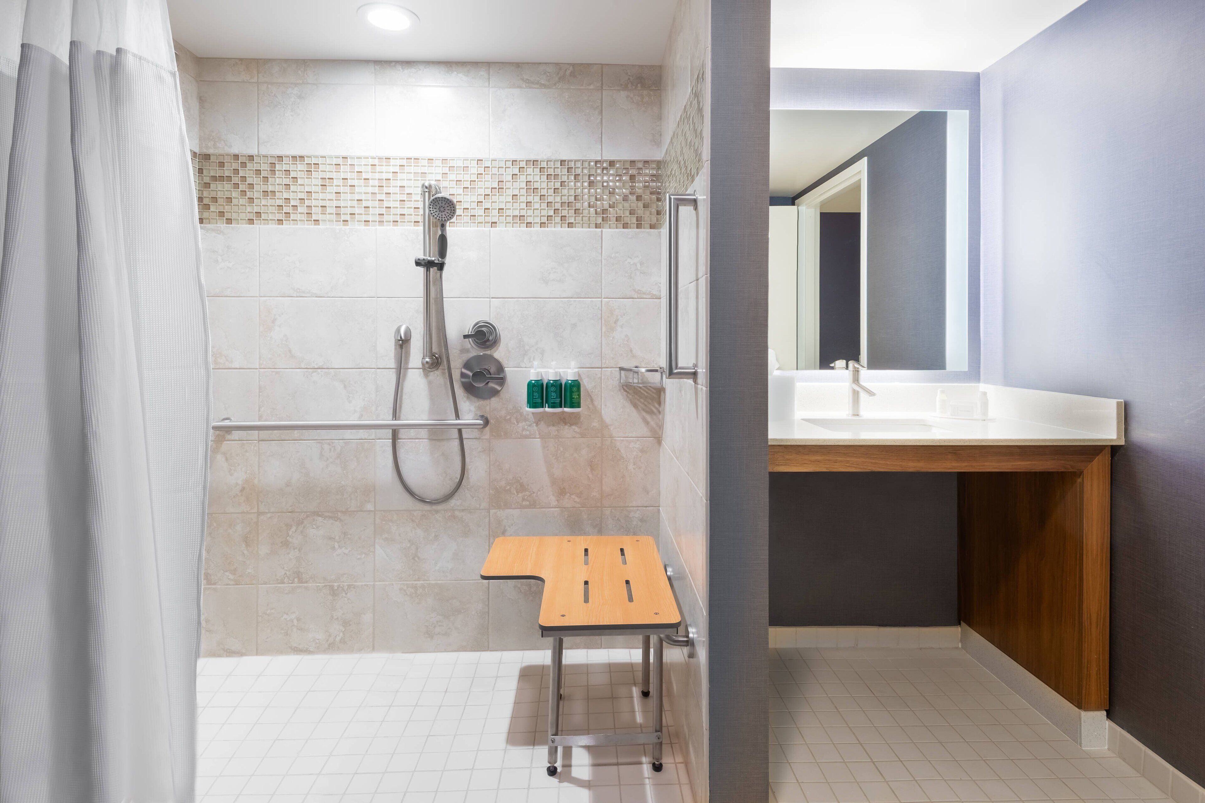 combined shower/bathtub, hair dryer, towels