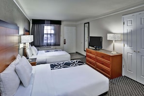 Chambre, 2 lits doubles, accessible aux personnes à mobilité réduite (Mobility Accessible) | Lit avec matelas à plateau-coussin, bureau