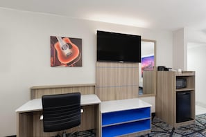 Kamar, 1 Tempat Tidur King, Bebas Asap Rokok | Bantalan ekstra lembut, meja kerja, dan ruang kerja ramah laptop