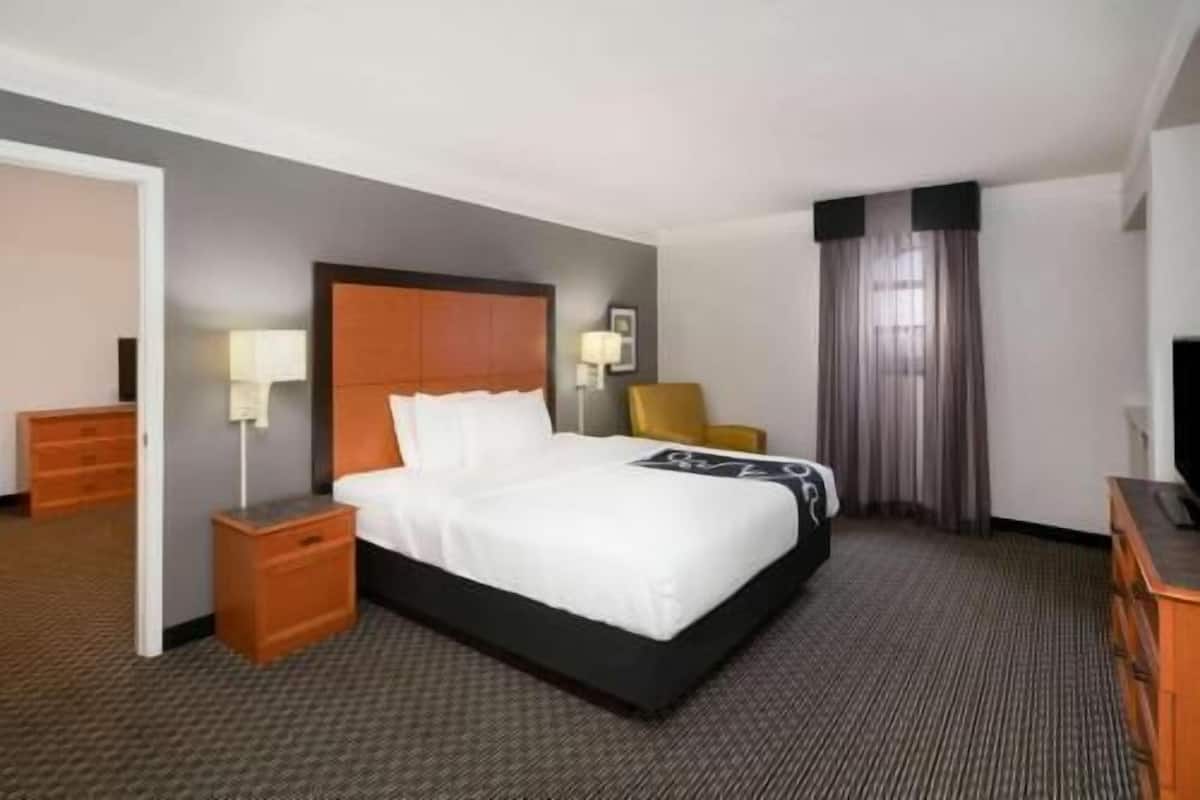 Pillowtop beds, desk, laptop workspace, blackout drapes