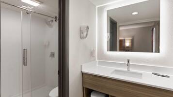 Milieuvriendelijke toiletartikelen, een haardroger, handdoeken, zeep
