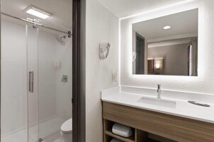 Perlengkapan kamar mandi ramah lingkungan, pengering rambut,  dan handuk