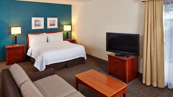 Escritorio, espacio para trabajar con laptop y cortinas blackout