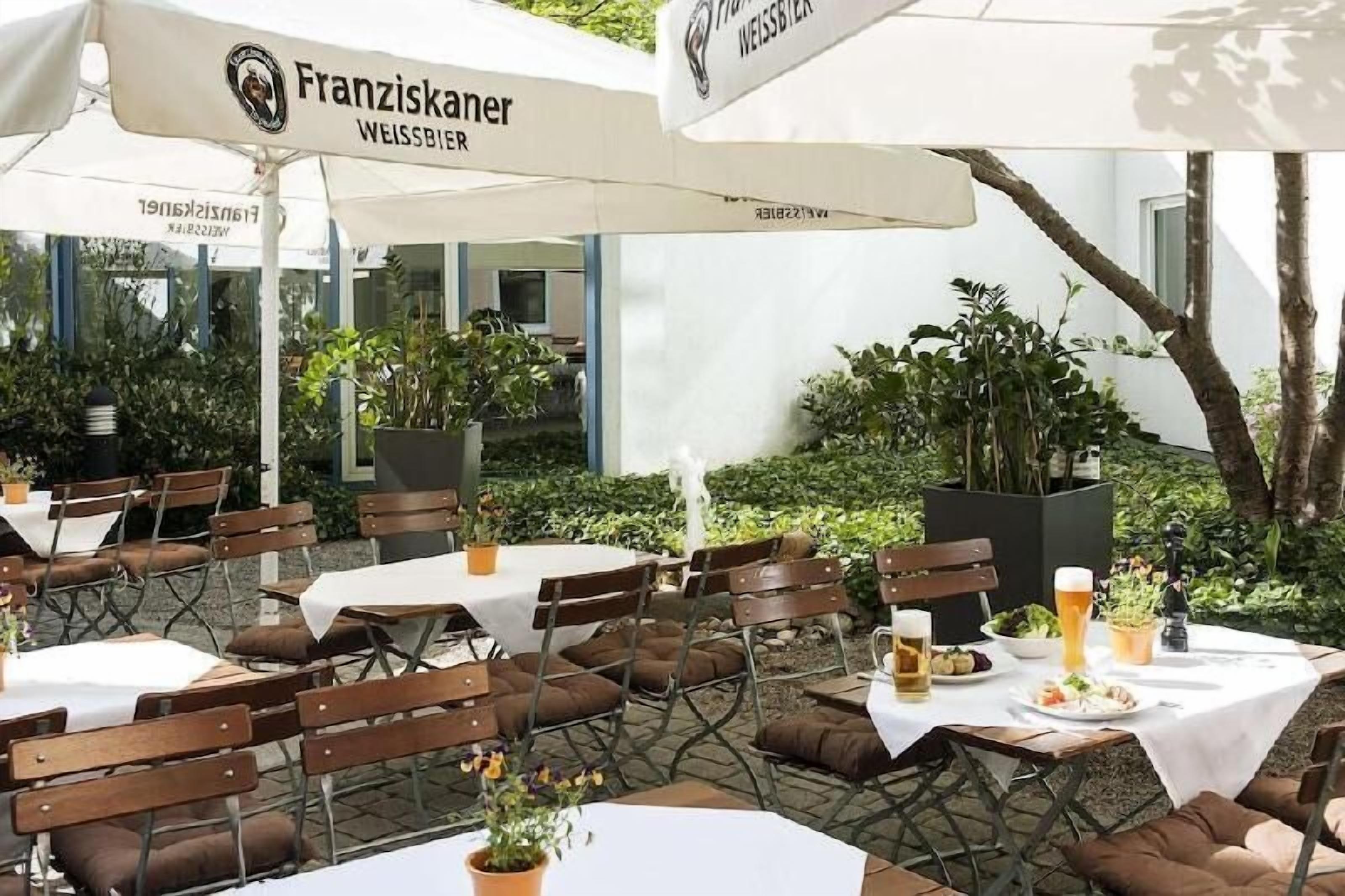 Outdoor dining | Lunch and dinner served, international cuisine