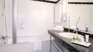 Komfortbadewanne, umweltfreundliche Kosmetikartikel, Haartrockner