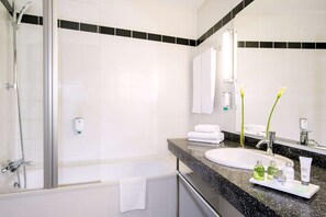 حوض استحمام عميق، مستلزمات للعناية الشخصية صديقة للبيئة، مجففات شعر