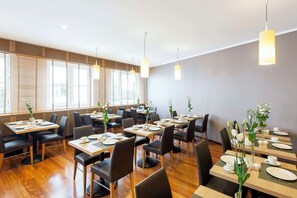 Tägliches Frühstücksbuffet gegen Gebühr