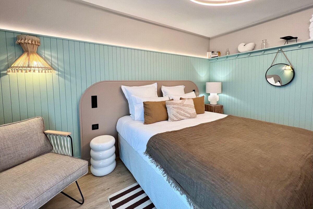 Sengetøy av topp kvalitet, minibar, safe på rommet og blendingsgardiner
