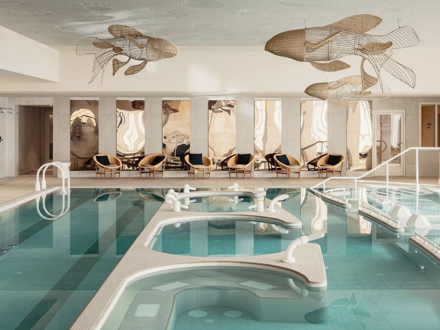 Una piscina techada, una piscina al aire libre