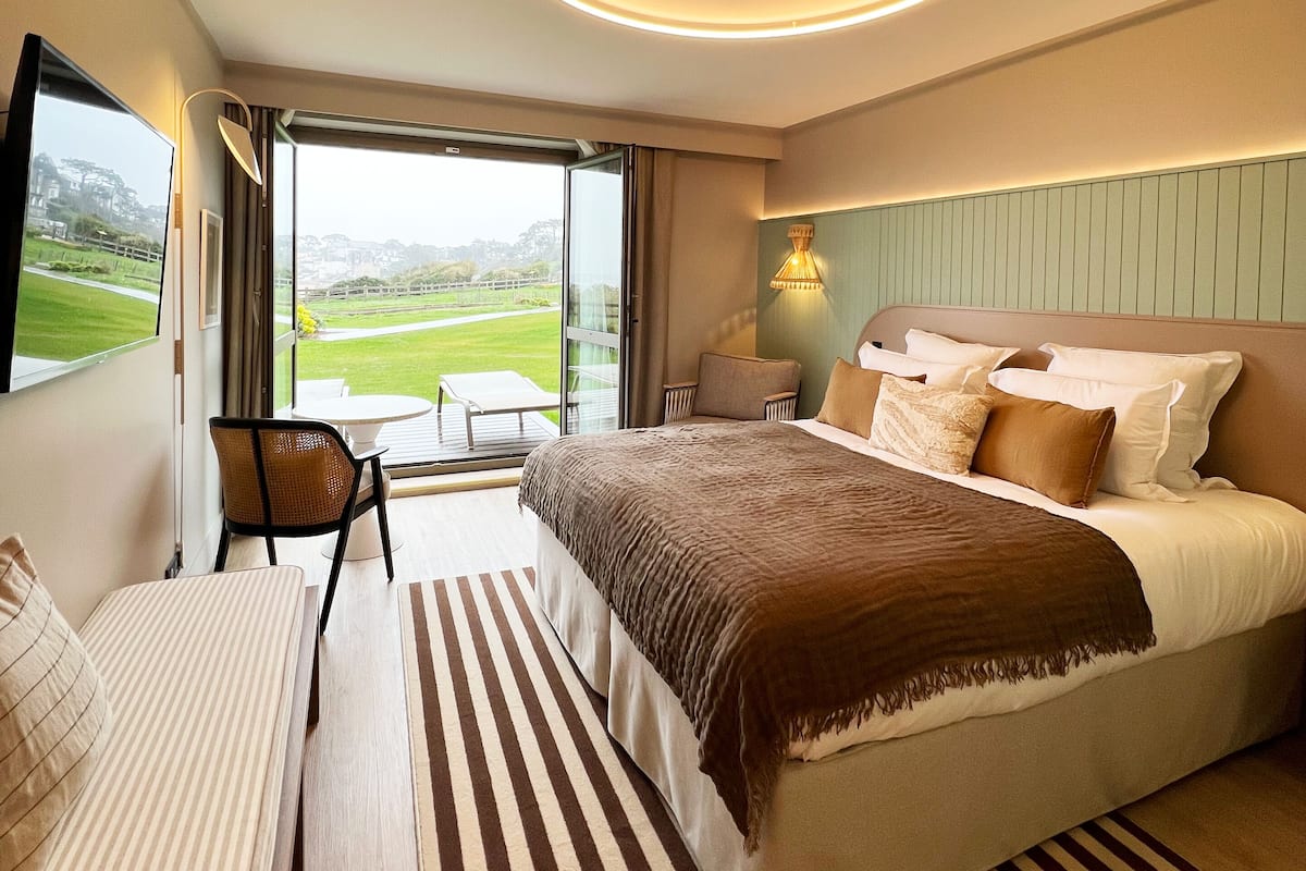 1 bedroom, premium bedding, minibar, in-room safe