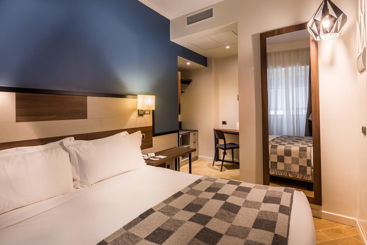 standard room, 1 queen bed, non smoking | down duvets, memory-foam beds, minibar, in-room safe