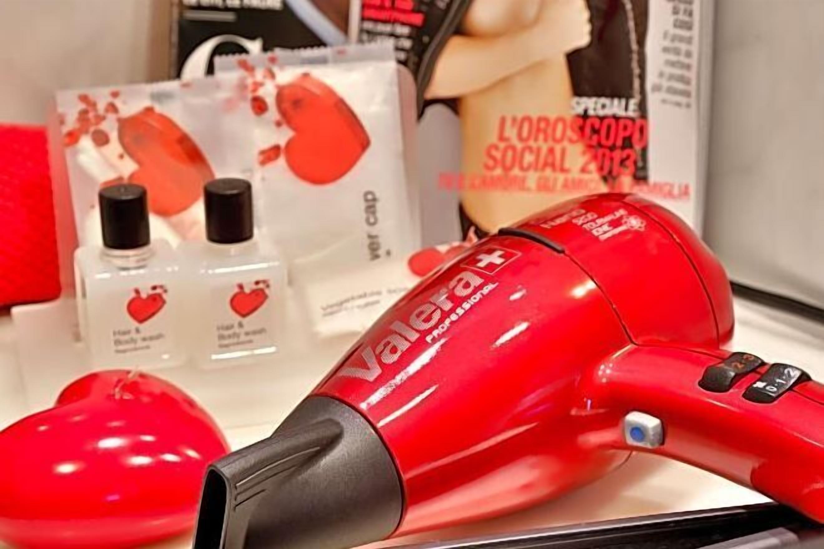 Hårføner, bidé, håndklær og såpe