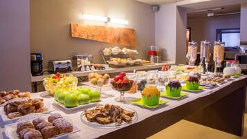 Colazione a buffet, servita tutte le mattine (12 EUR a persona)
