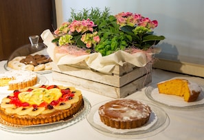 Päivittäinen buffetaamiainen (12 EUR per henkilö)