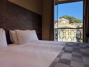 Superior-Zimmer, 1 King-Bett, Nichtraucher, Stadtblick | Daunenbettdecken, Betten mit Memory-Foam-Matratzen, Minibar, Zimmersafe