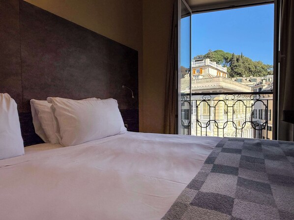 Habitació superior, 1 llit de matrimoni gran, no fumadors, vistes a la ciutat | Cobrellits, matalassos d'escuma viscoelàstica i minibar 