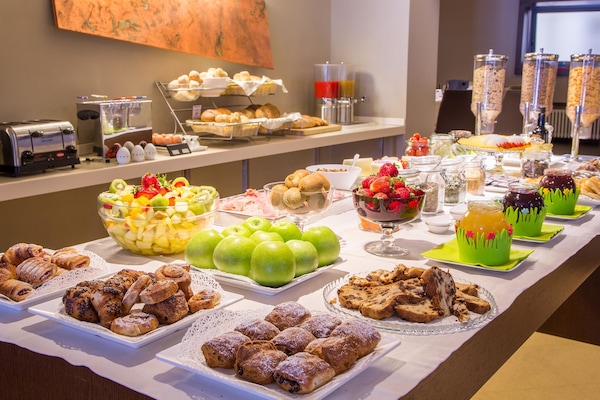 Frukostbuffé varje dag (EUR 12 per person)