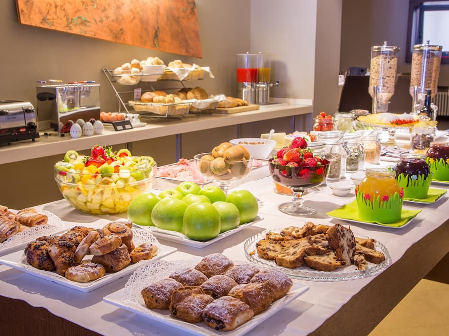 Petit déjeuner buffet (12 EUR par personne)