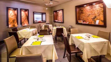Se ofrece un desayuno bufé todos los días (12 EUR por persona)