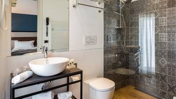 Superior Room, 1 King Bed, Non Smoking | Bathroom | Hair dryer, bidet, towels, soap