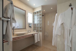 Family Room, Multiple Beds, Non Smoking | Bathroom | Hair dryer, towels