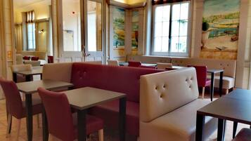 Bữa sáng buffet hàng ngày (17 EUR/mỗi người)