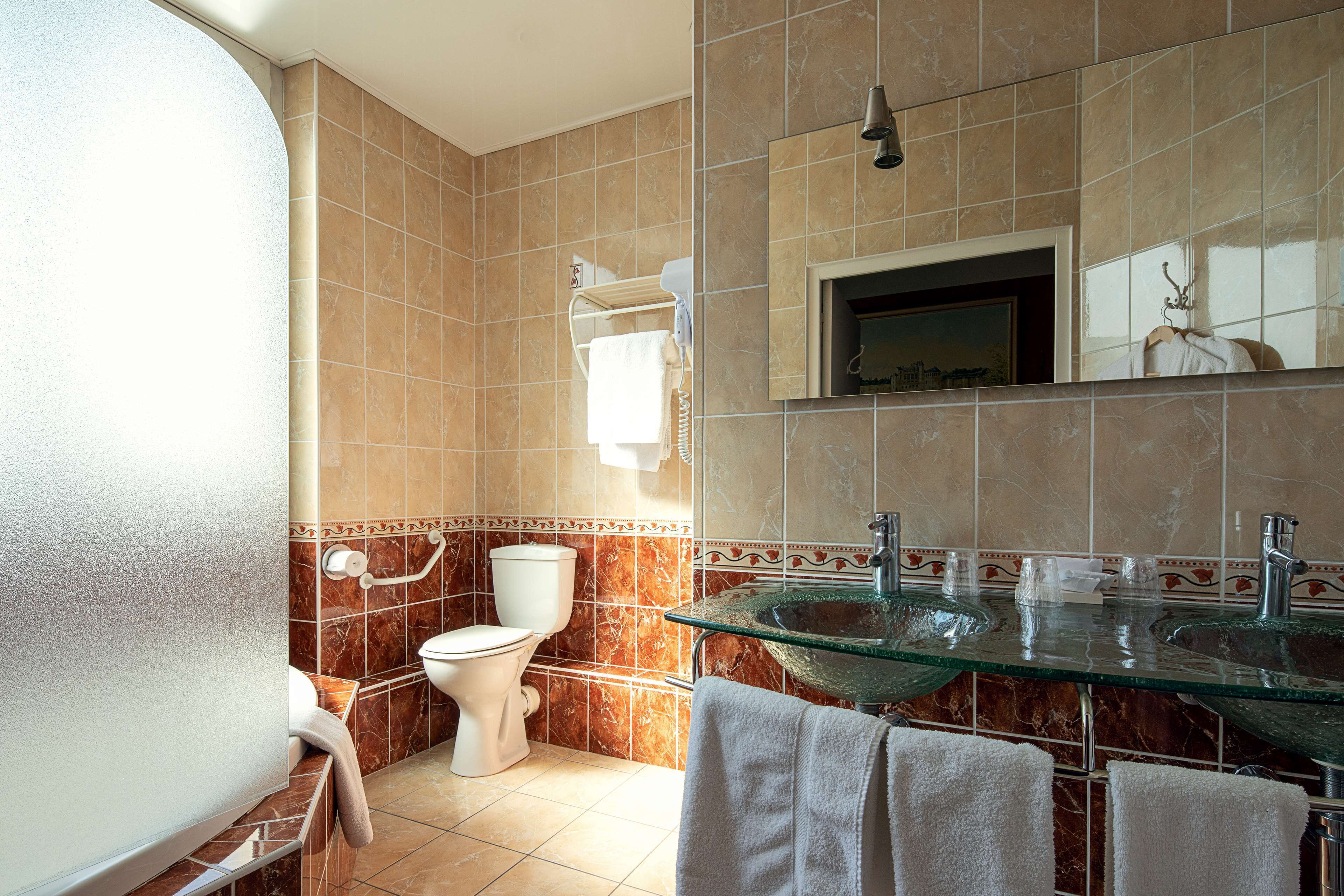 superior room, 1 king bed, non smoking (larger room) | bathroom | hair dryer, towels