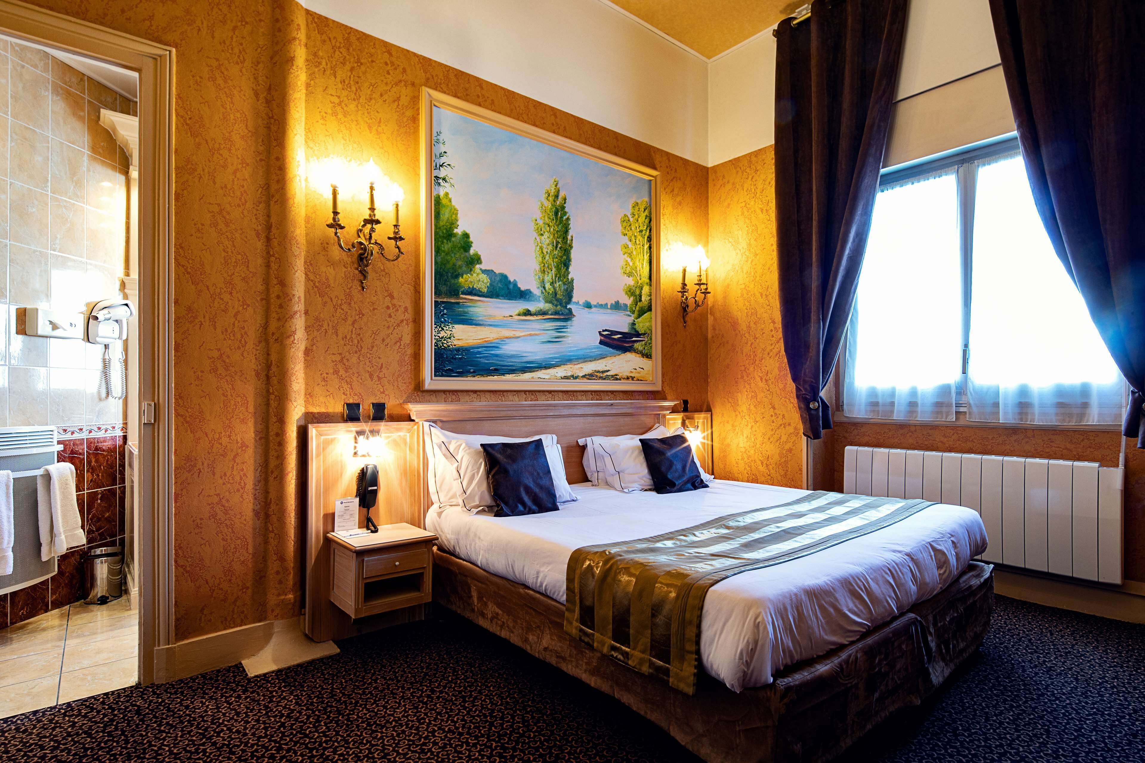 superior room, 1 king bed, non smoking (larger room) | premium bedding, minibar, in-room safe, desk