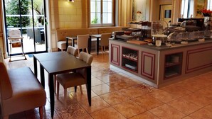A restaurant with a buffet area, seating arrangements, and a view of the outdoors. - Best Western Central Hotel (Tours)
