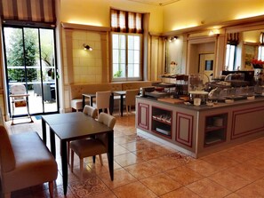 Desayuno buffet (EUR 17 por persona) 