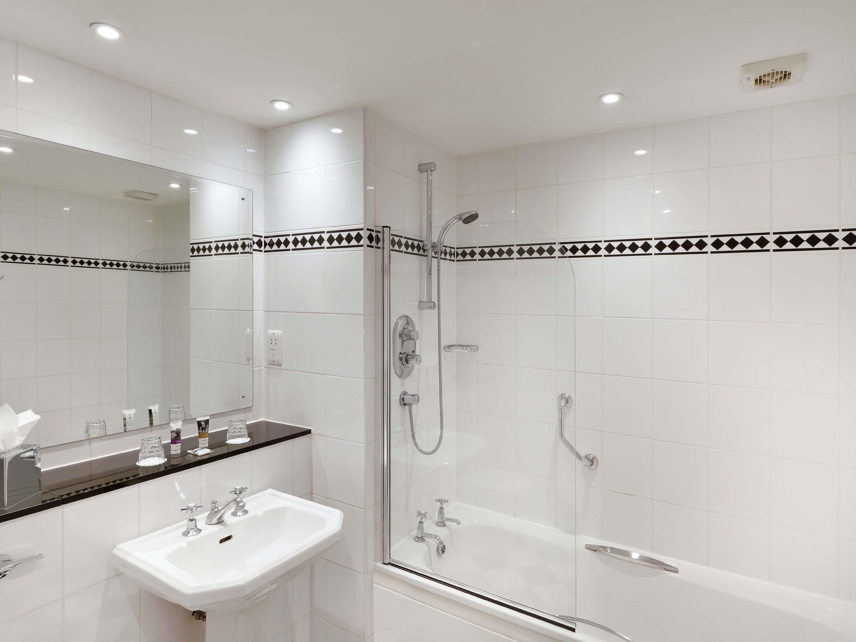 Escrivaninha, espaço de trabalho para notebook, cortinas blackout