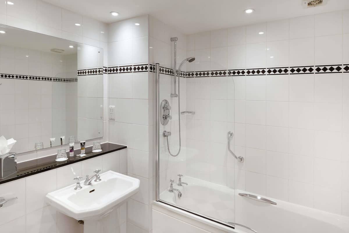 Escrivaninha, espaço de trabalho para notebook, cortinas blackout