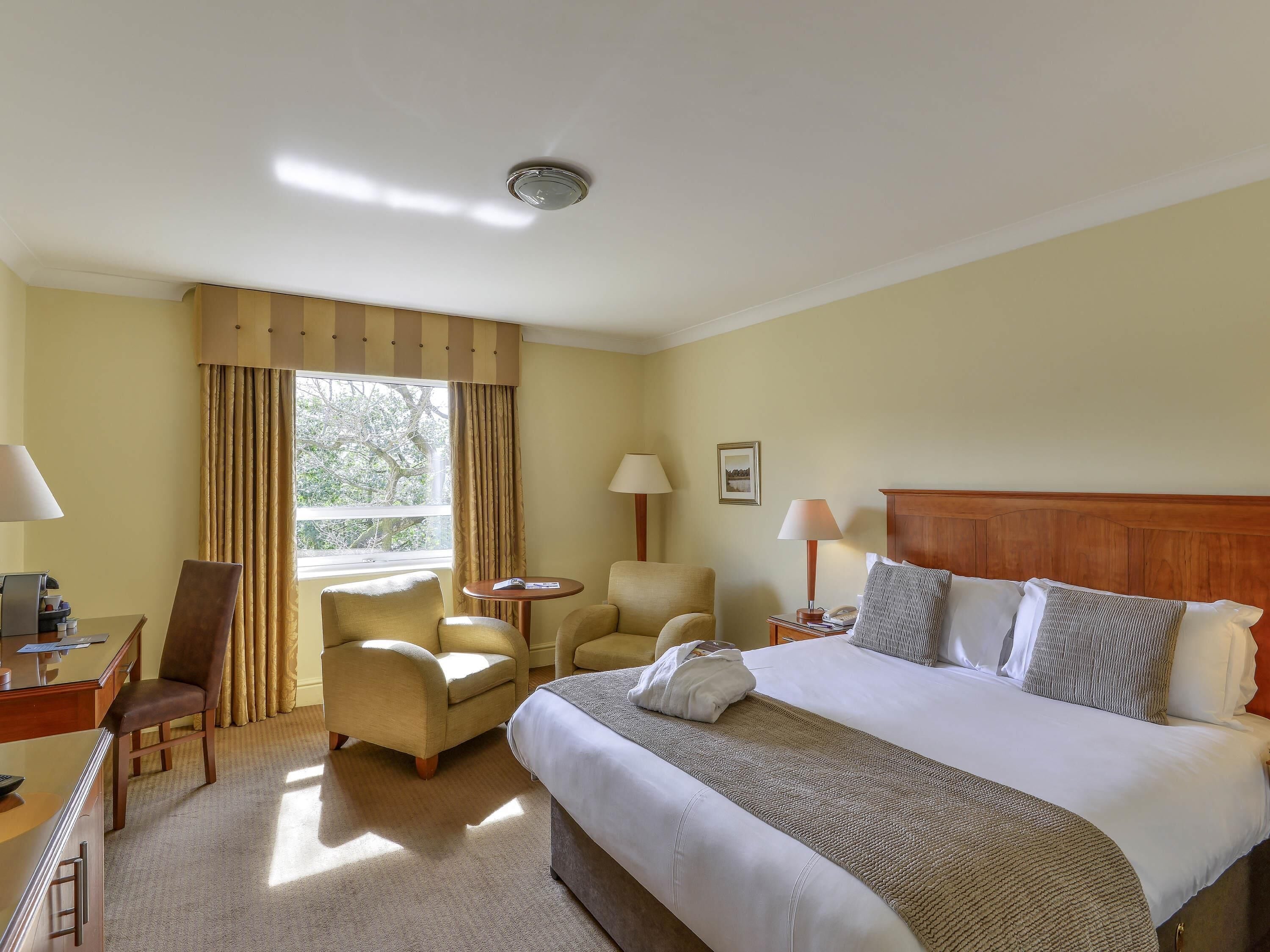 Skrivebord, arbejdsområde til bærbare computere, mørklægningsgardiner