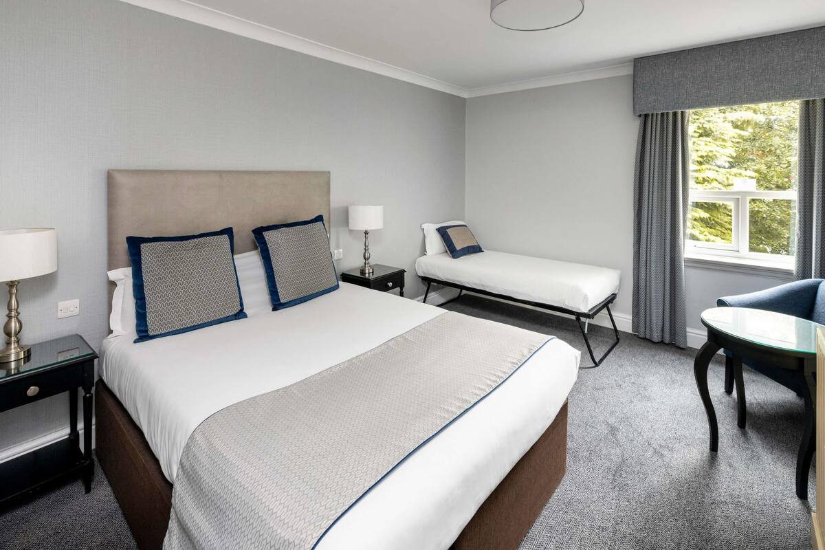 Habitación familiar, 1 cama doble con sofá cama | Escritorio, espacio para trabajar con un portátil, cortinas opacas