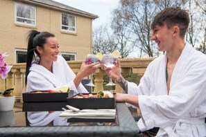 Salas de tratamiento para parejas, sauna y tina de hidromasaje 