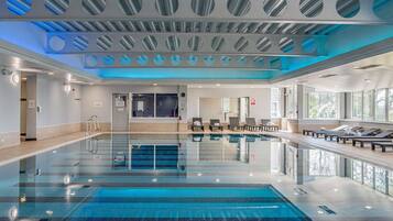 Indoor pool, sun loungers