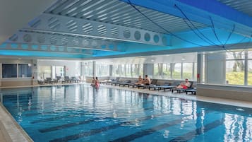 Indoor pool, sun loungers