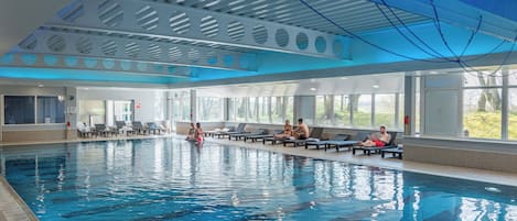 Inomhuspool och solstolar