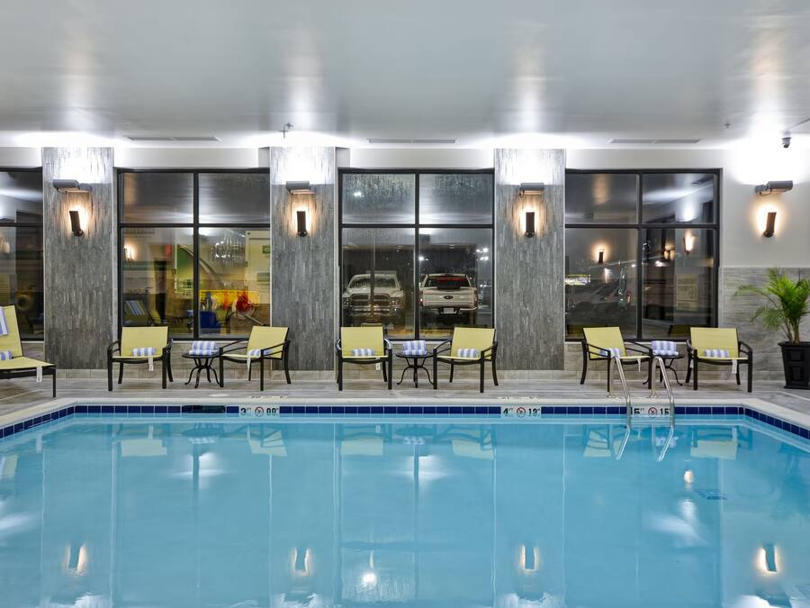 Innendørsbasseng og solsenger