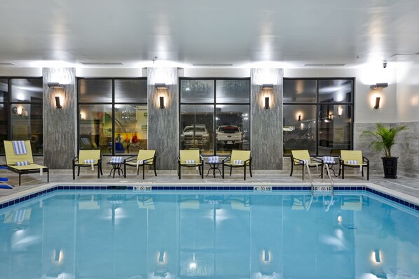 Una piscina cubierta (de 09:00 a 22:00), tumbonas