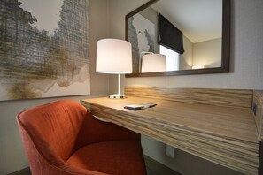 Ropa de cama de alta calidad y caja de seguridad en la habitación 