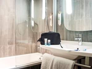 Ducha, artículos de tocador ecológicos, secador de pelo, toallas